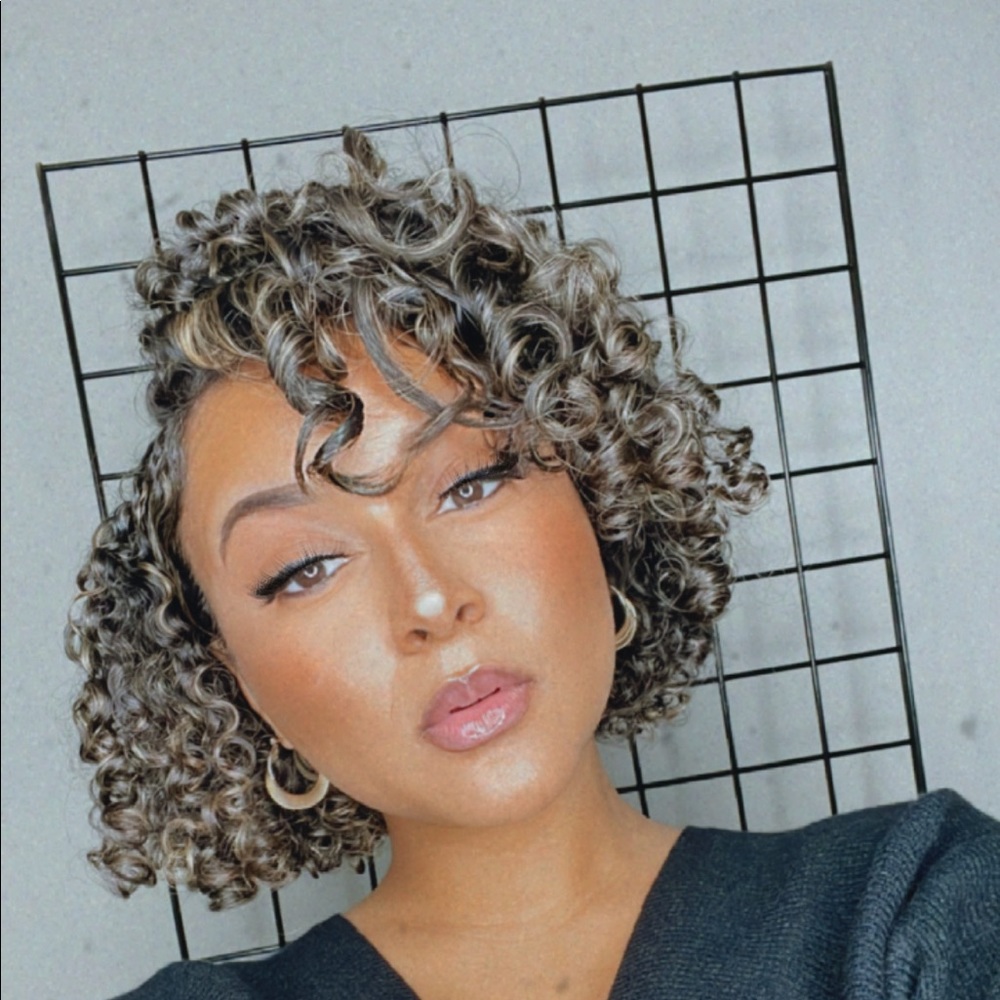 Meet your Posher, Dominique